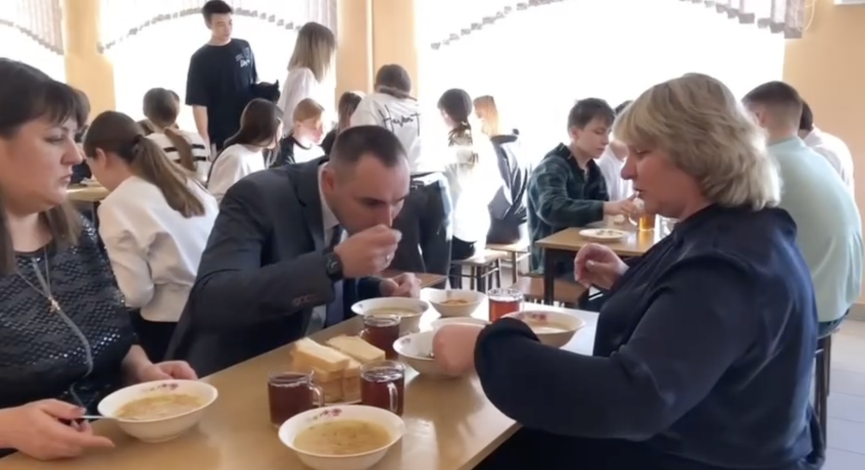«Еда полезная и вкусная»: глава района отобедал в школьной столовой